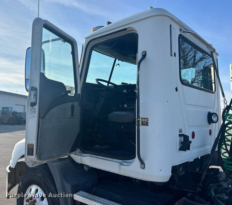 image for item DS0795 2011 Mack CXU613 semi truck