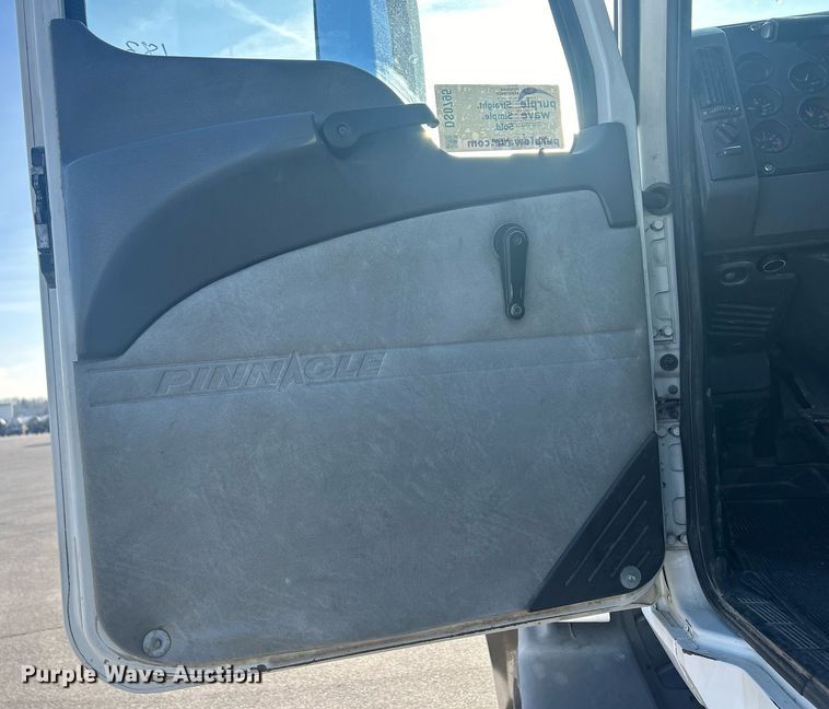 image for item DS0795 2011 Mack CXU613 semi truck