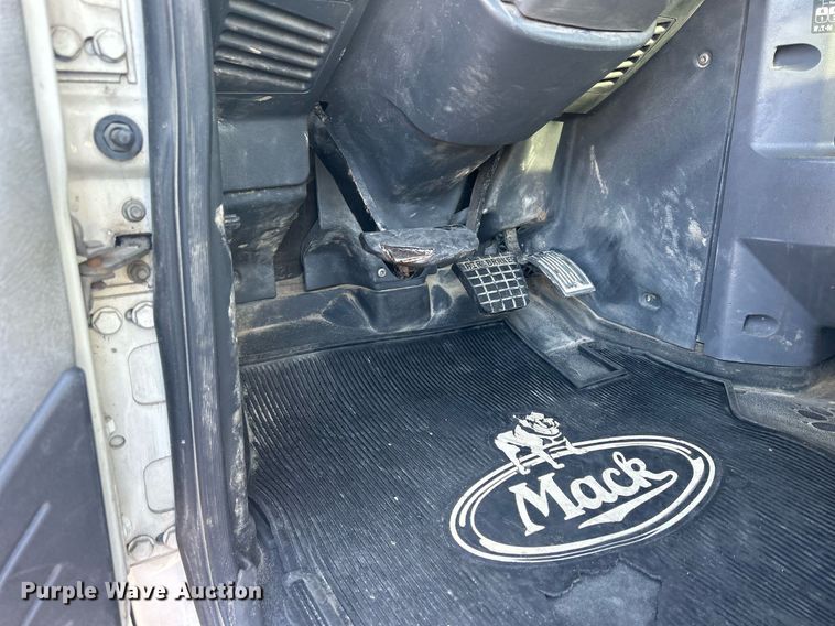 image for item DS0795 2011 Mack CXU613 semi truck