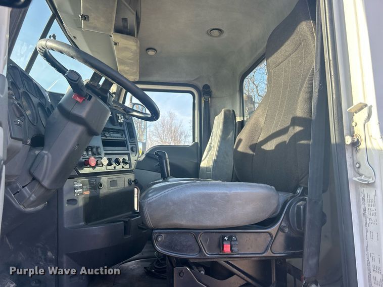 image for item DS0795 2011 Mack CXU613 semi truck