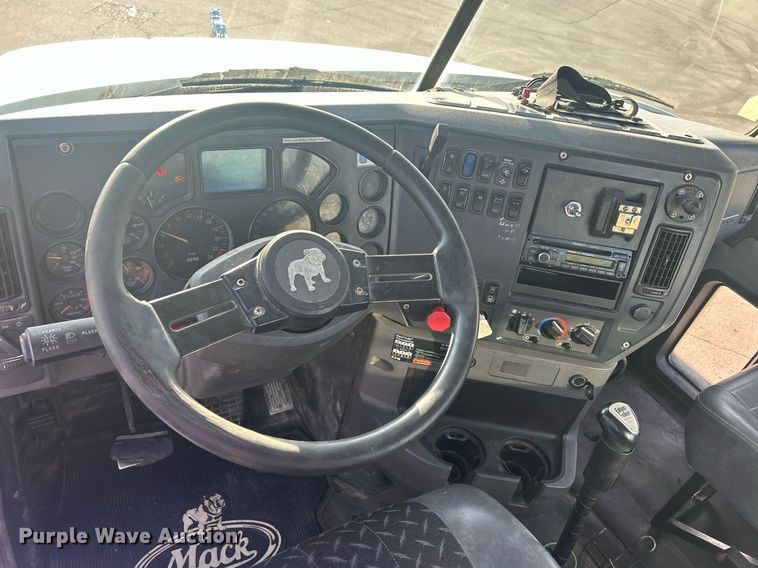 image for item DS0795 2011 Mack CXU613 semi truck