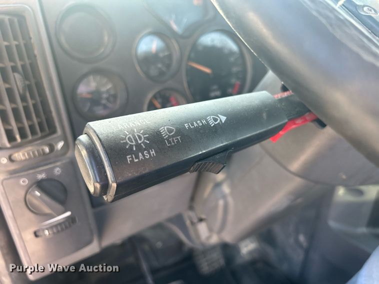 image for item DS0795 2011 Mack CXU613 semi truck