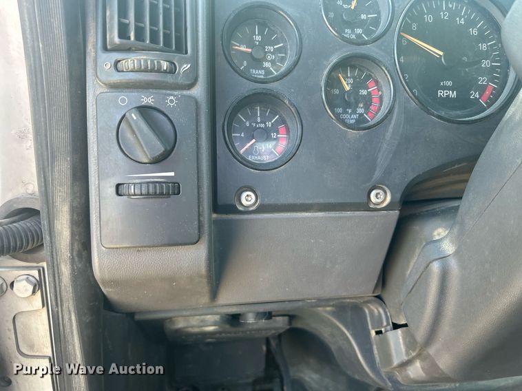 image for item DS0795 2011 Mack CXU613 semi truck