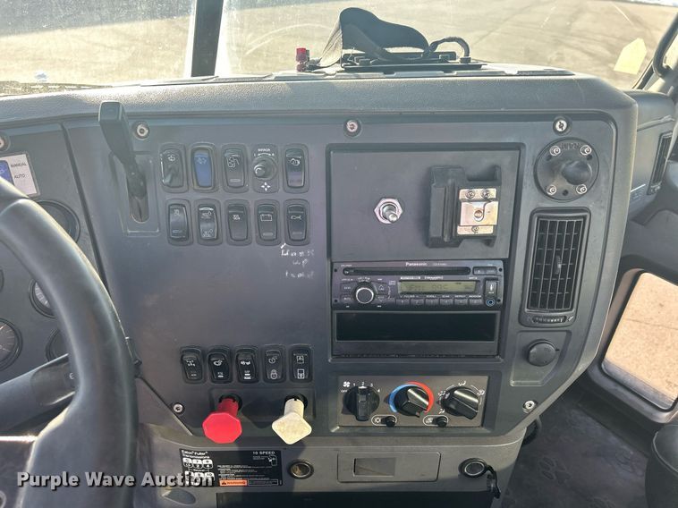 image for item DS0795 2011 Mack CXU613 semi truck