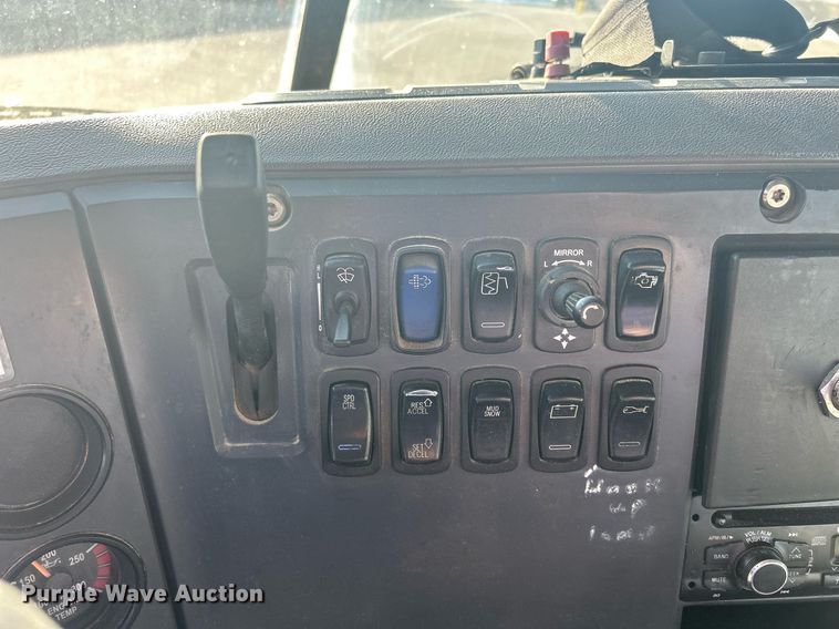 image for item DS0795 2011 Mack CXU613 semi truck