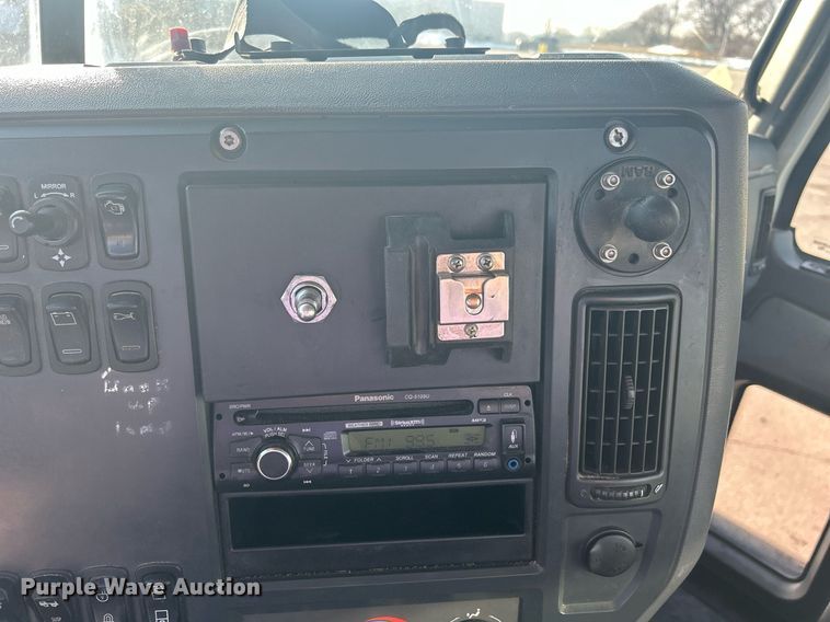 image for item DS0795 2011 Mack CXU613 semi truck