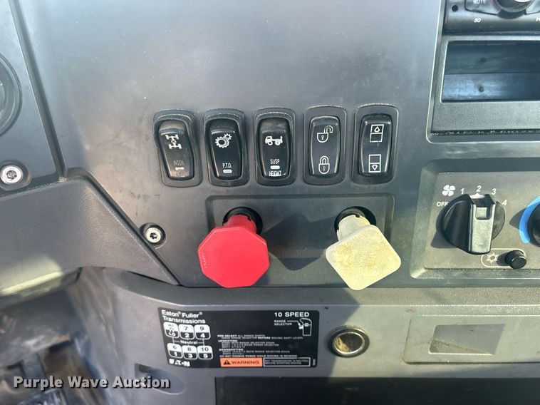 image for item DS0795 2011 Mack CXU613 semi truck