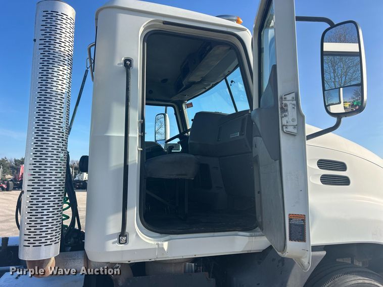 image for item DS0795 2011 Mack CXU613 semi truck