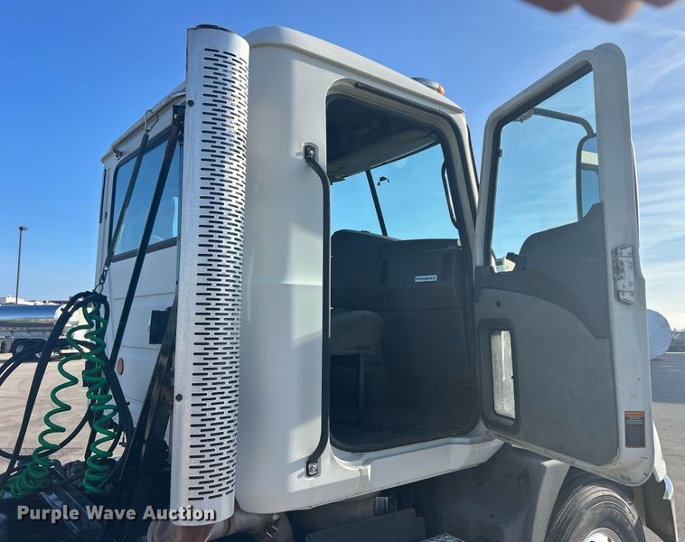 image for item DS0795 2011 Mack CXU613 semi truck