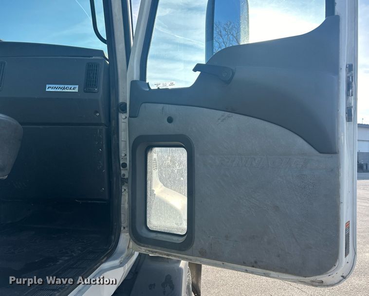 image for item DS0795 2011 Mack CXU613 semi truck