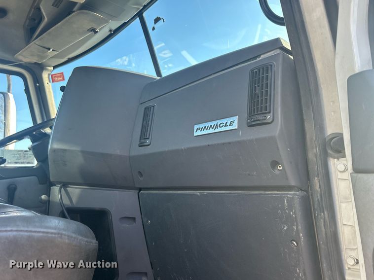 image for item DS0795 2011 Mack CXU613 semi truck