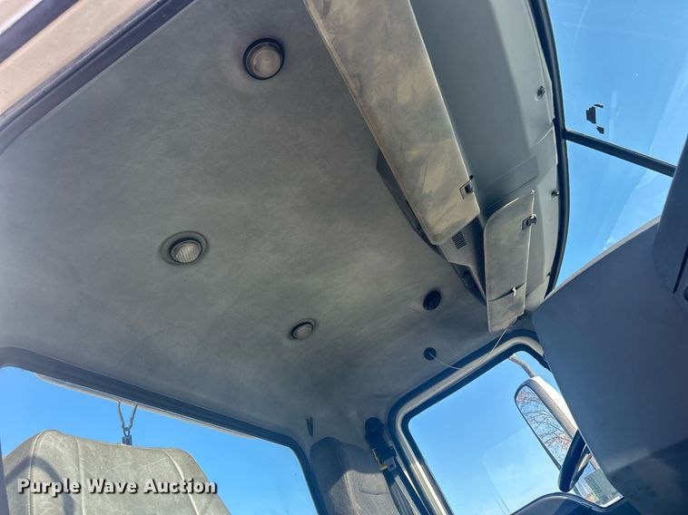 image for item DS0795 2011 Mack CXU613 semi truck