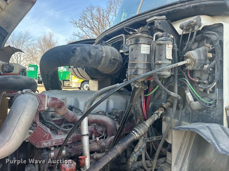 image for item DS0795 2011 Mack CXU613 semi truck