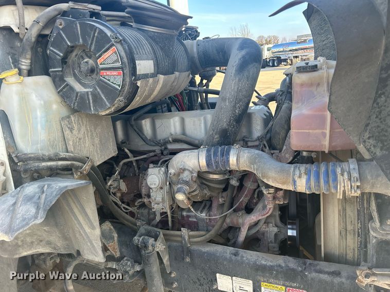 image for item DS0795 2011 Mack CXU613 semi truck