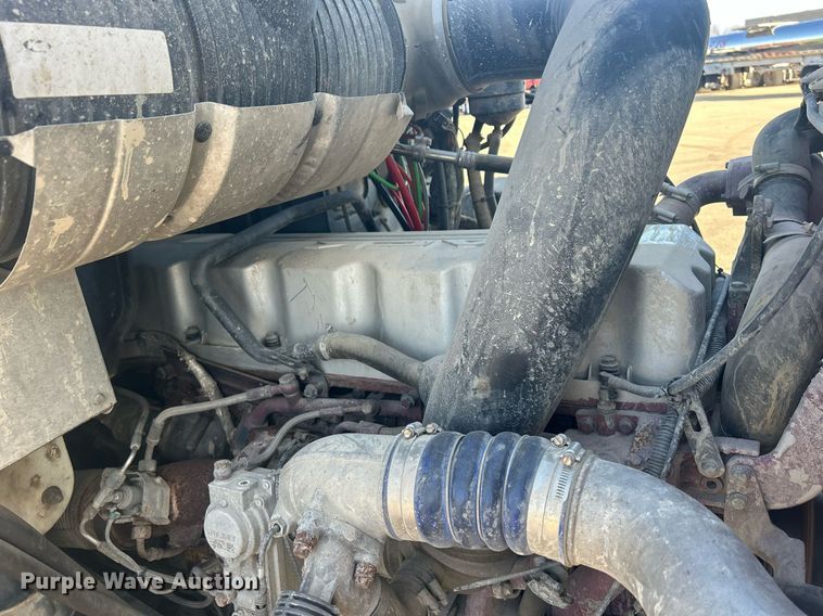 image for item DS0795 2011 Mack CXU613 semi truck