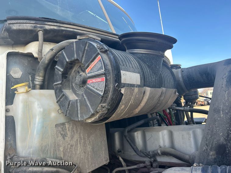 image for item DS0795 2011 Mack CXU613 semi truck