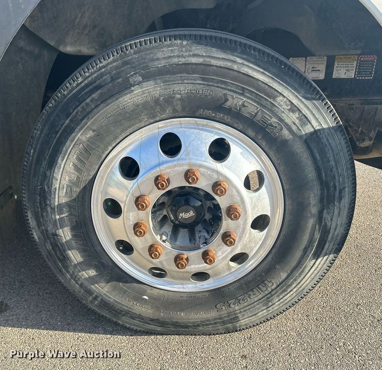 image for item DS0795 2011 Mack CXU613 semi truck