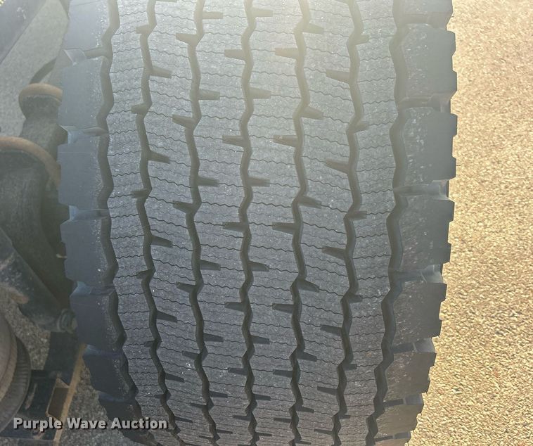 image for item DS0795 2011 Mack CXU613 semi truck