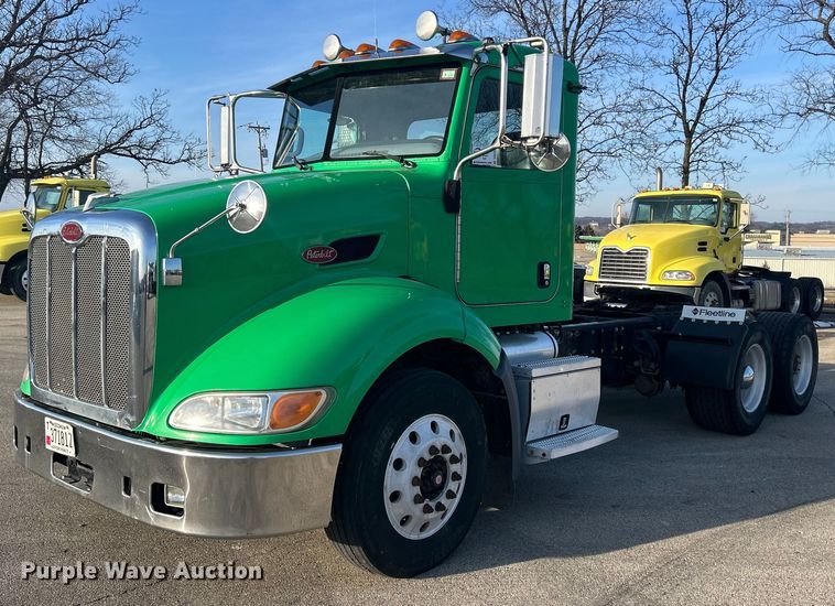 image for item DS0797 2013 Peterbilt  384 semi truck