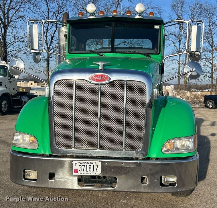 image for item DS0797 2013 Peterbilt  384 semi truck