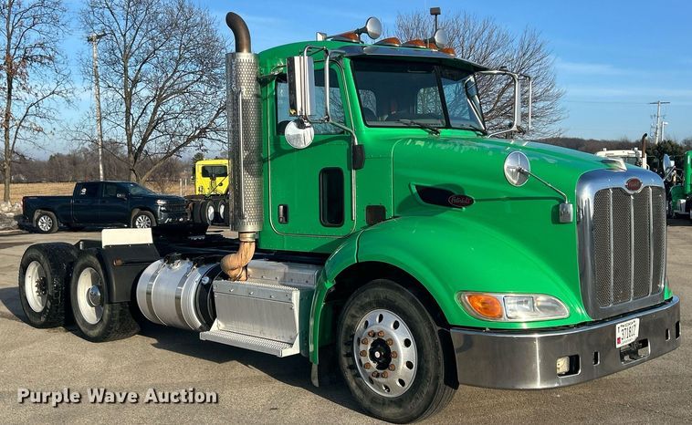 image for item DS0797 2013 Peterbilt  384 semi truck