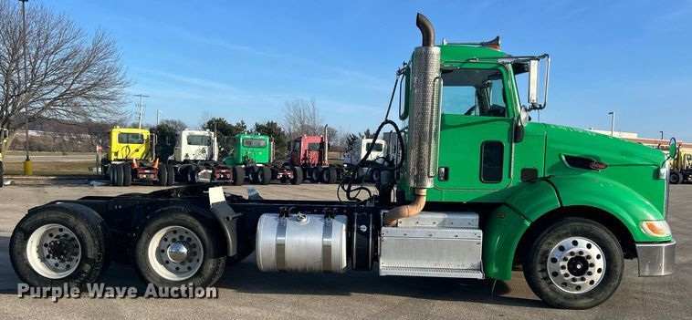 image for item DS0797 2013 Peterbilt  384 semi truck