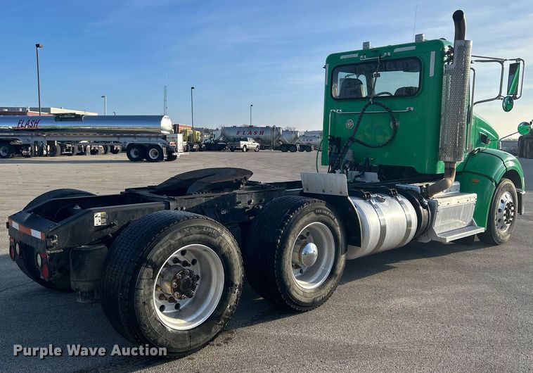 image for item DS0797 2013 Peterbilt  384 semi truck