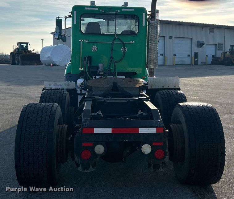 image for item DS0797 2013 Peterbilt  384 semi truck