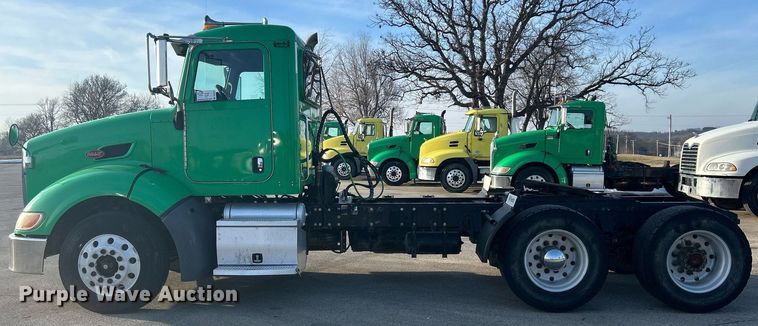 image for item DS0797 2013 Peterbilt  384 semi truck