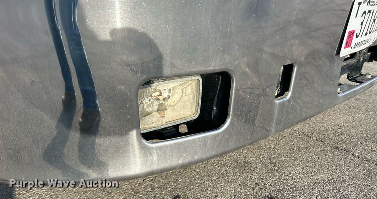 image for item DS0797 2013 Peterbilt  384 semi truck