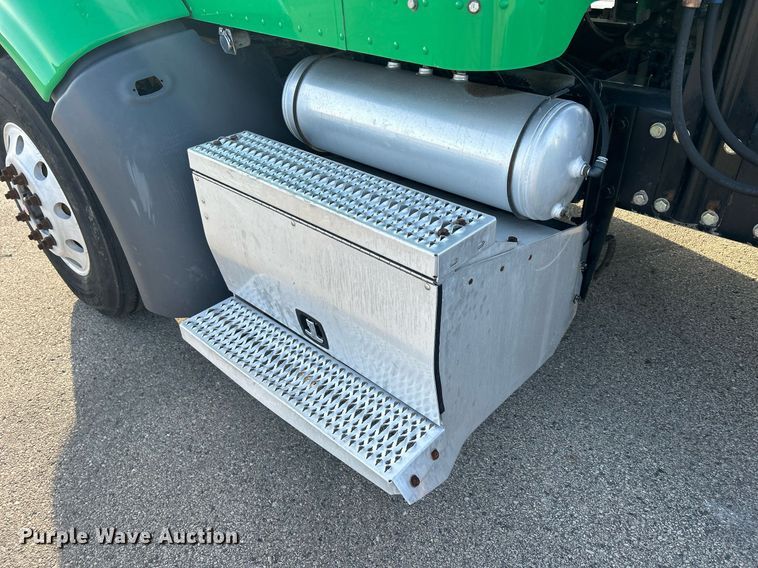 image for item DS0797 2013 Peterbilt  384 semi truck