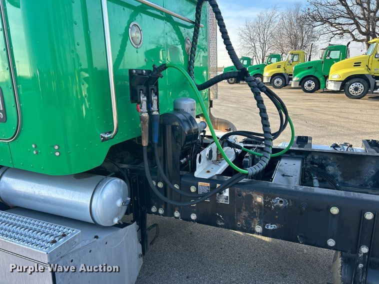 image for item DS0797 2013 Peterbilt  384 semi truck