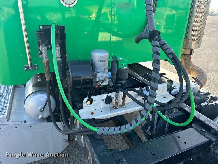 image for item DS0797 2013 Peterbilt  384 semi truck