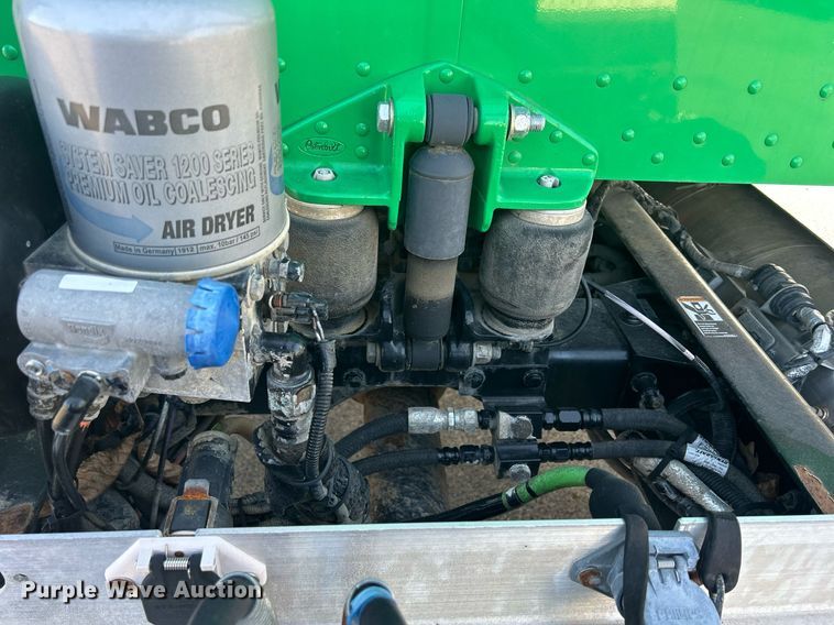 image for item DS0797 2013 Peterbilt  384 semi truck