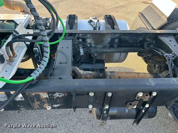 image for item DS0797 2013 Peterbilt  384 semi truck