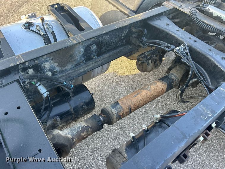 image for item DS0797 2013 Peterbilt  384 semi truck