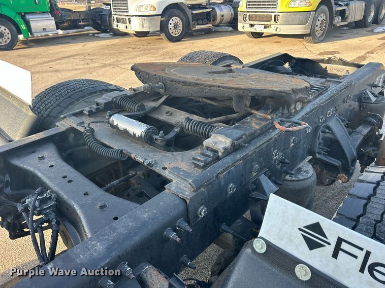 image for item DS0797 2013 Peterbilt  384 semi truck