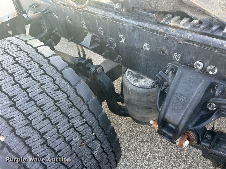 image for item DS0797 2013 Peterbilt  384 semi truck