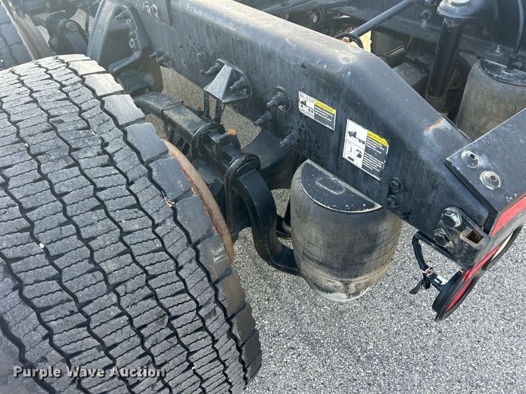 image for item DS0797 2013 Peterbilt  384 semi truck