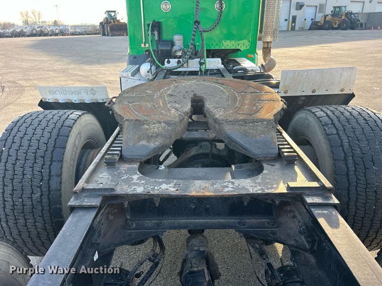 image for item DS0797 2013 Peterbilt  384 semi truck