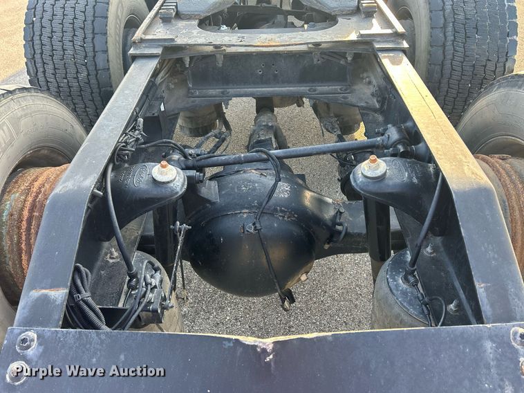 image for item DS0797 2013 Peterbilt  384 semi truck