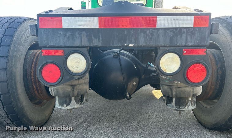 image for item DS0797 2013 Peterbilt  384 semi truck