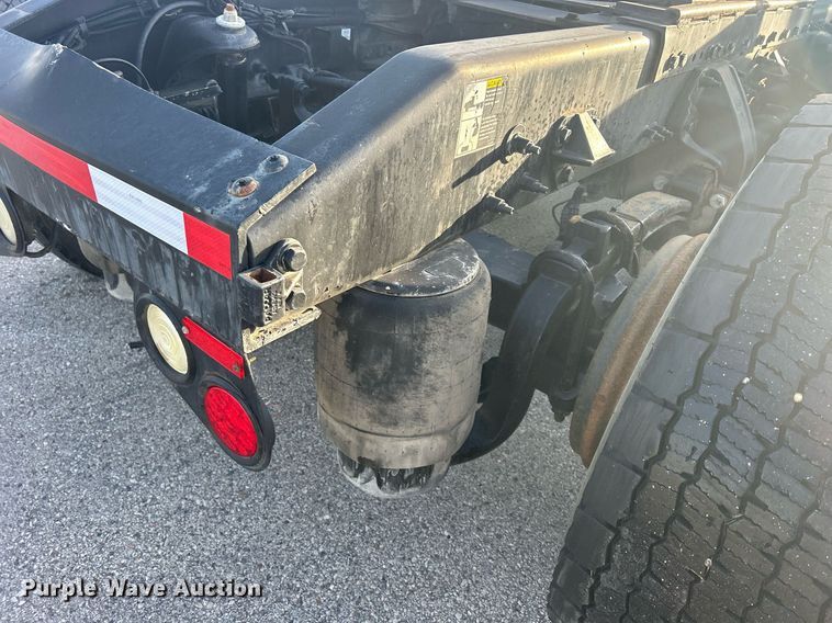 image for item DS0797 2013 Peterbilt  384 semi truck