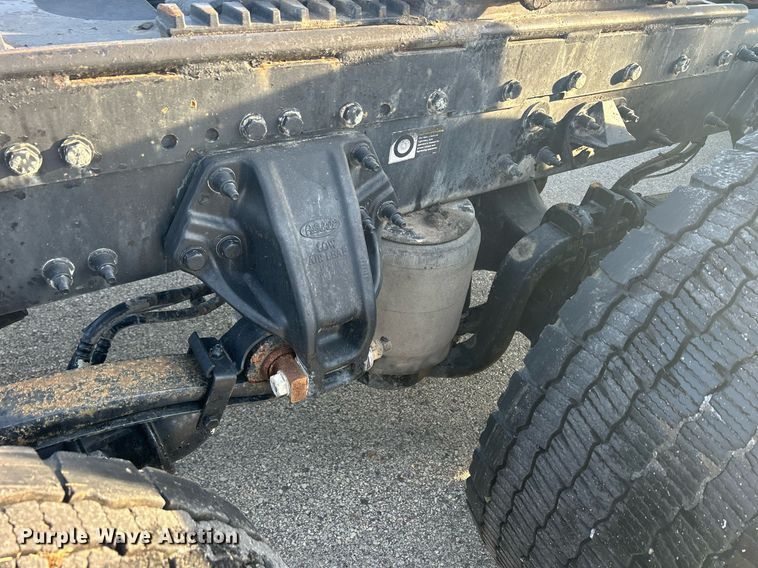 image for item DS0797 2013 Peterbilt  384 semi truck