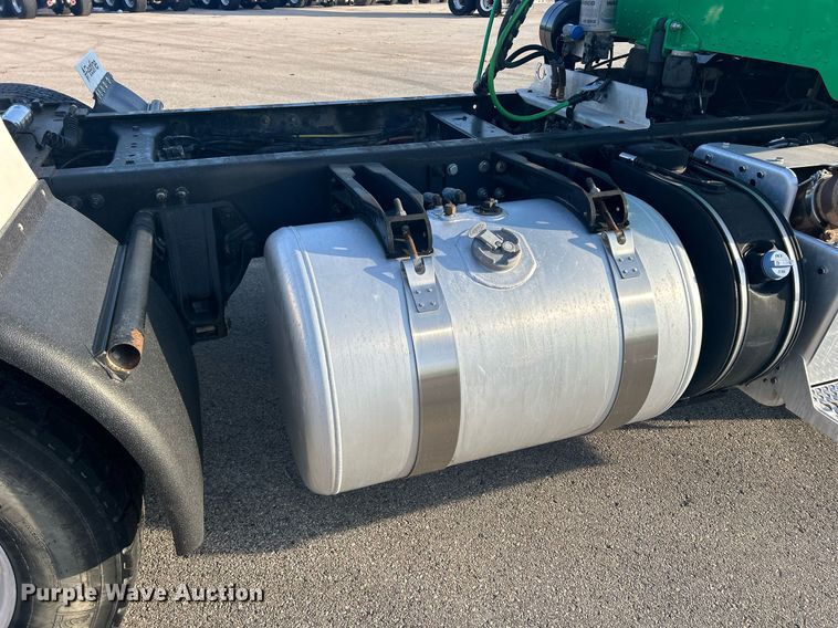 image for item DS0797 2013 Peterbilt  384 semi truck