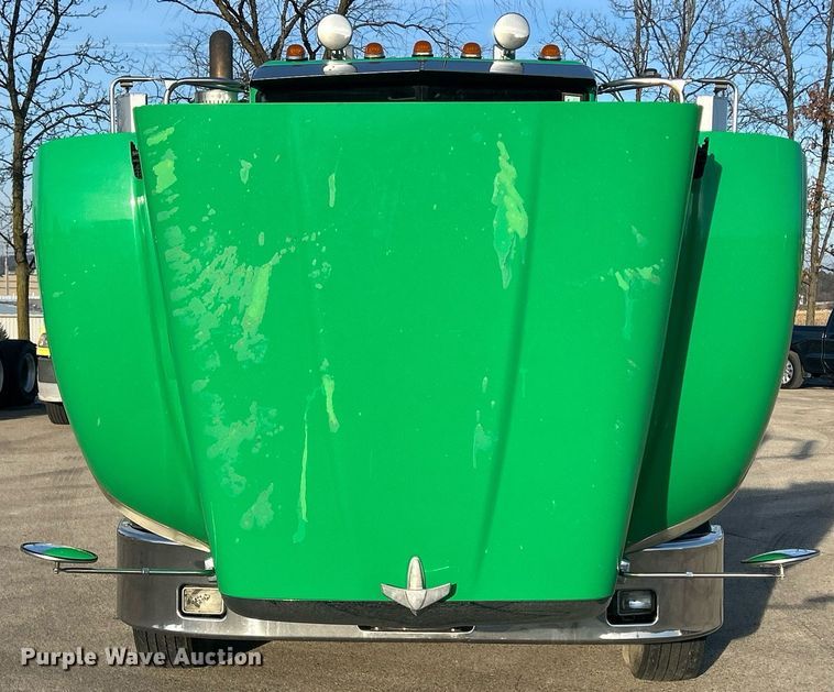 image for item DS0797 2013 Peterbilt  384 semi truck