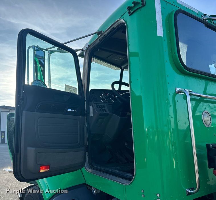 image for item DS0797 2013 Peterbilt  384 semi truck