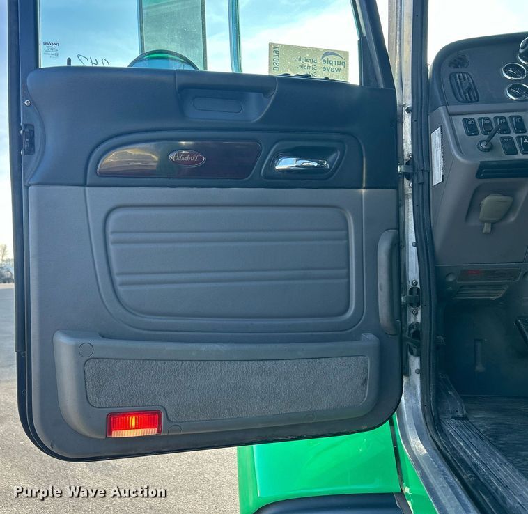 image for item DS0797 2013 Peterbilt  384 semi truck