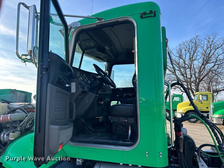 image for item DS0797 2013 Peterbilt  384 semi truck