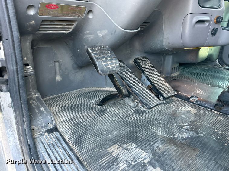 image for item DS0797 2013 Peterbilt  384 semi truck